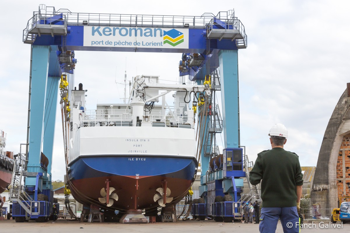 Mise à l'eau d'un bateau de transport de passagers.