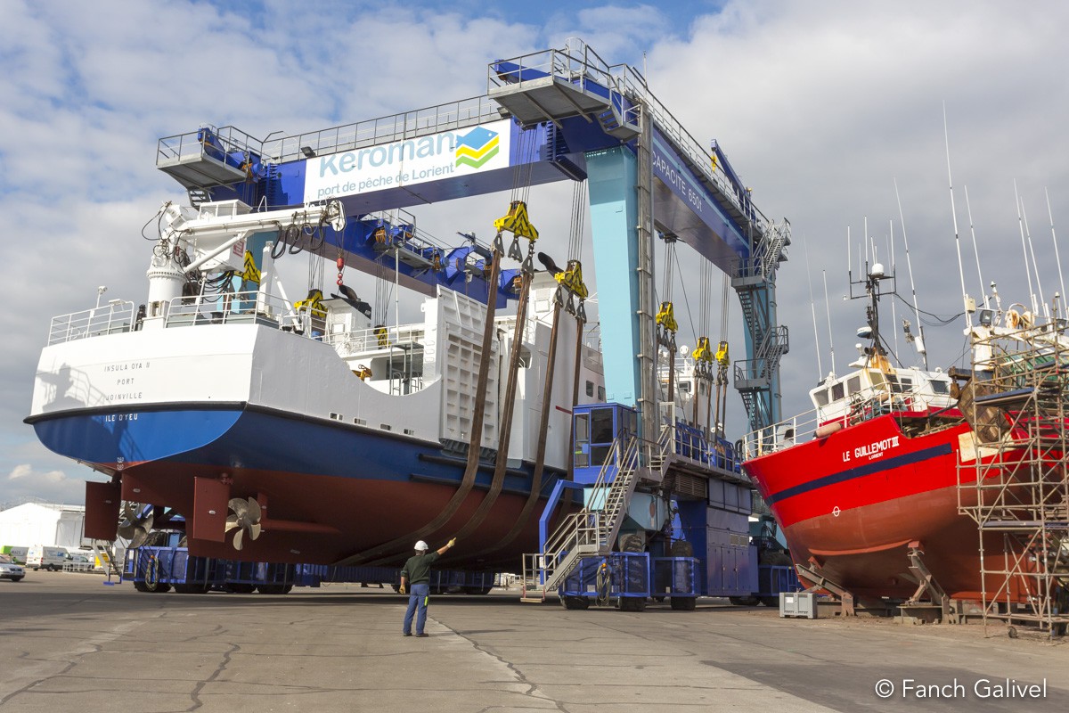 Mise à l'eau d'un bateau de transport de passagers.