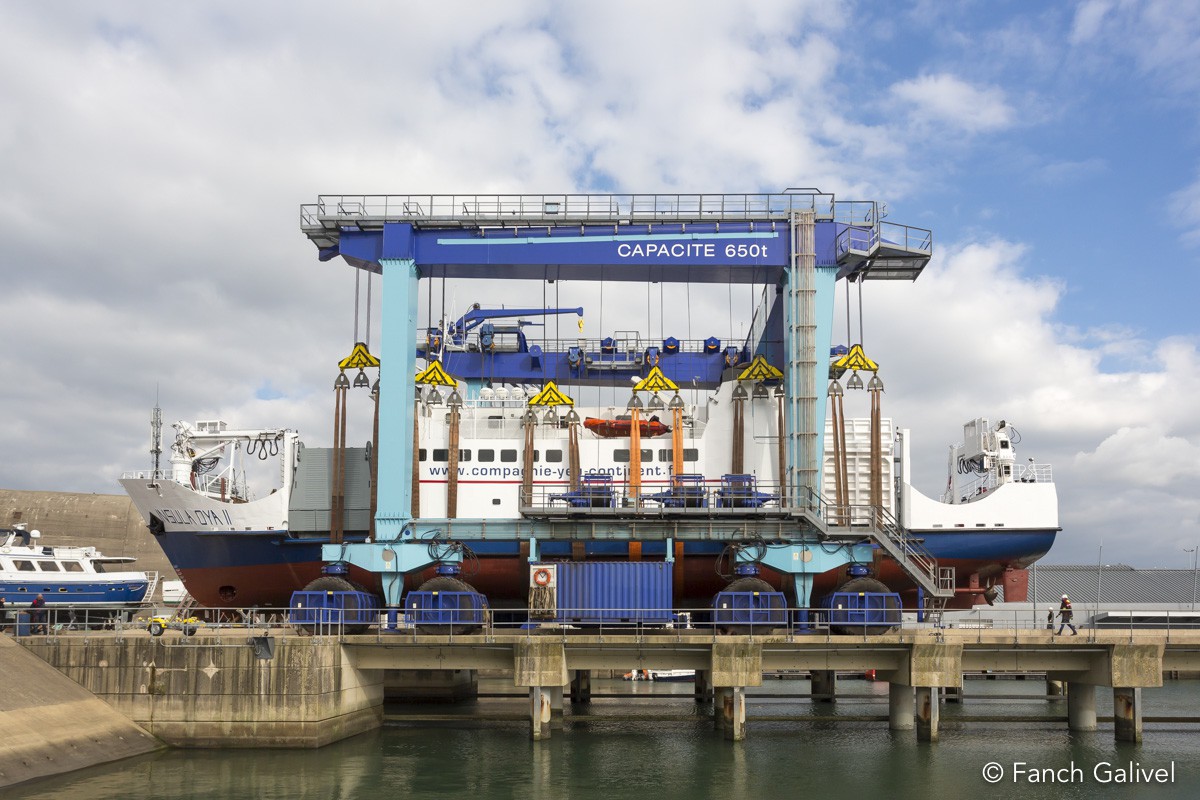 Mise à l'eau d'un bateau de transport de passagers.