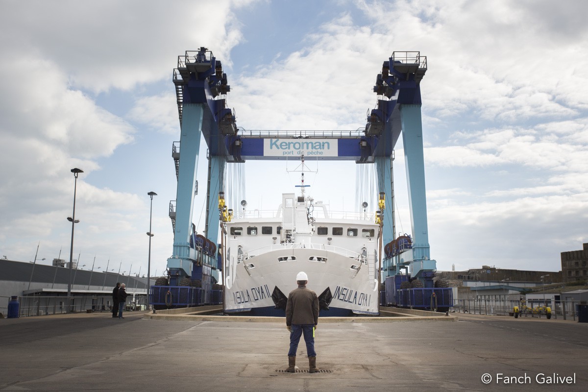 Mise à l'eau d'un bateau de transport de passagers.