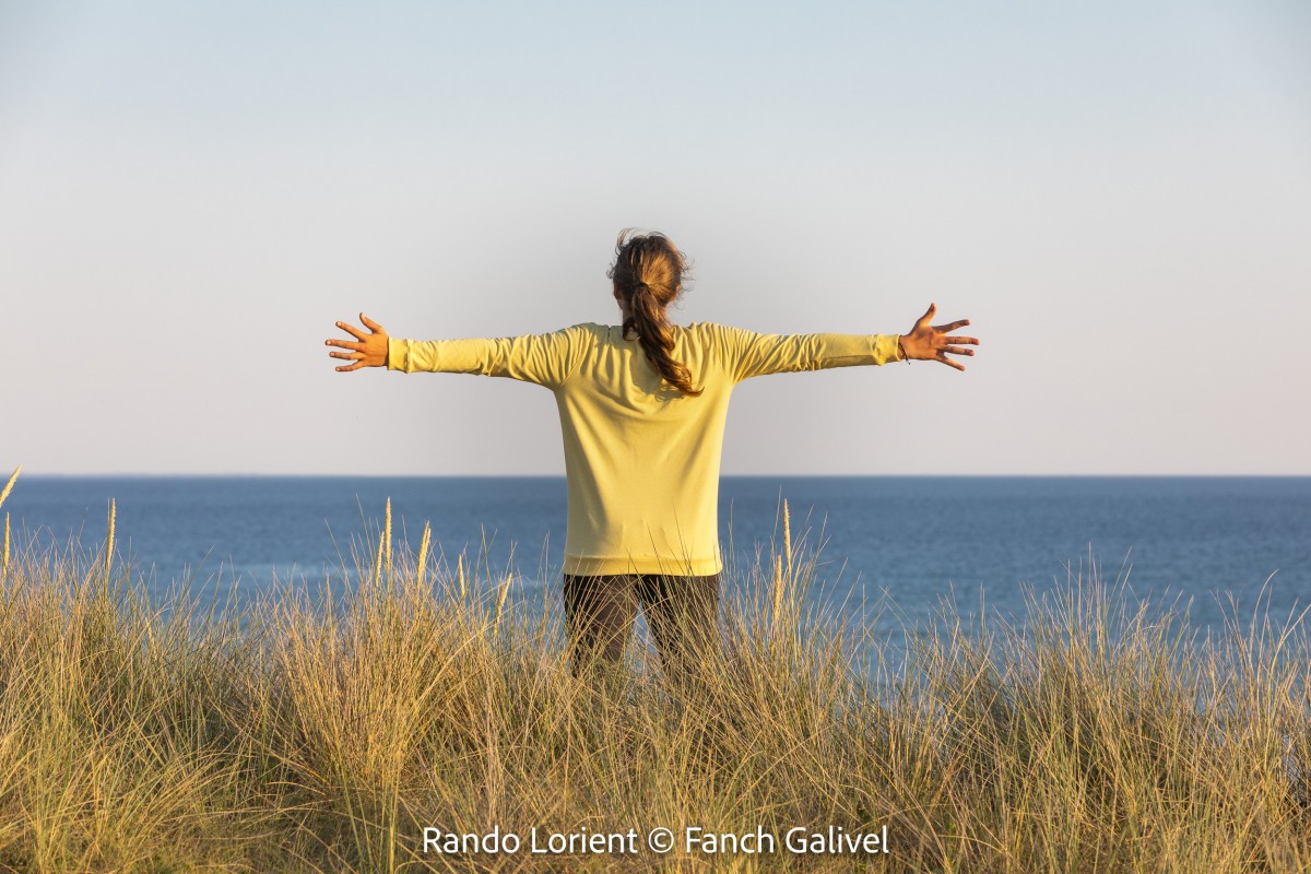 Gavres_ Randonneuse devant la plage de Lines.