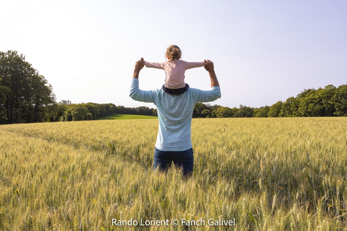 Bubry _ Enfant et son père sur le chemin de randonnée
