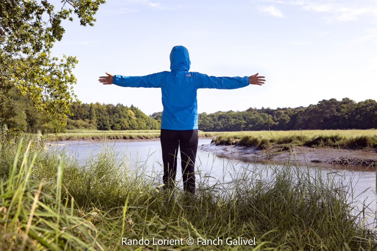 Queven_ Randonneuse devant les rives du Scorff