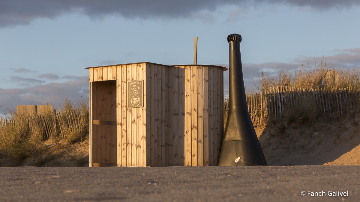 Toilettes Kazuba sur la plage de Kerhillio à Erdeven