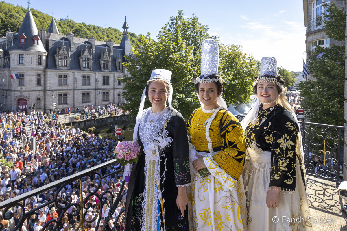 Election de la Reine de Cornouaille 2022. De gauche à droite: Élisa Douillard, du cercle de Plougastel-Daoulas, élue Reine de Cornouaille 2022, Marie Beaussart (première dauphine) et Mona Duval (deuxième dauphine) _ Festival de Cornouaille 2022 _ Quimper