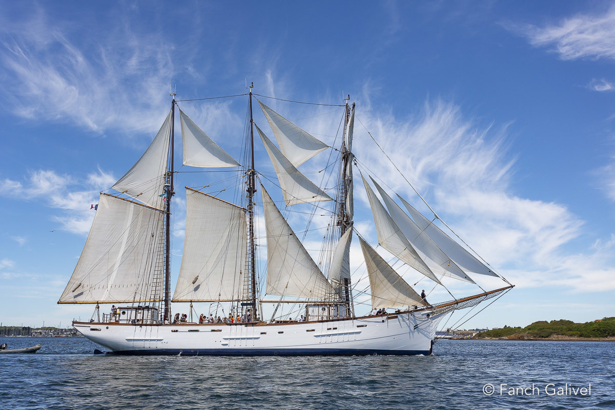 Le Marité, dernier terre-neuvier français lors de la parade de bateaux dans la rade de Lorient _ Lorient Océans 2022