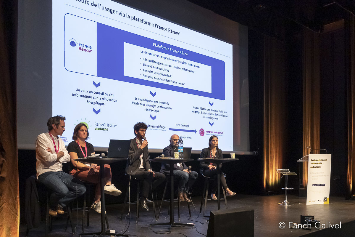 Rénov Habitat _ Plénière réseau Rennes. Réunion de réseau Rénov Habitat Bretagne réunissant des conseillers/conseillères spécialisé(e)s sur les solutions stratégiques et des élu(e)s.