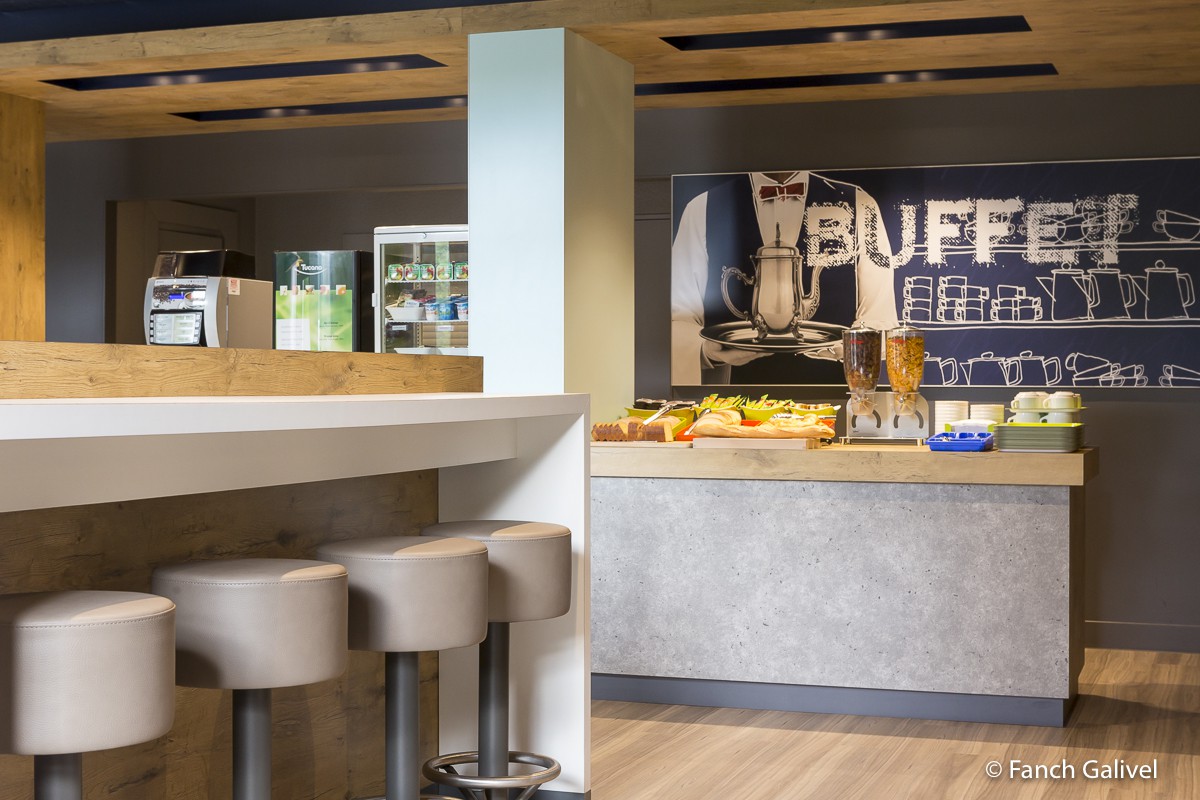 Salle de petit déjeuner de l'hôtel Ibis budget d'Hennebont