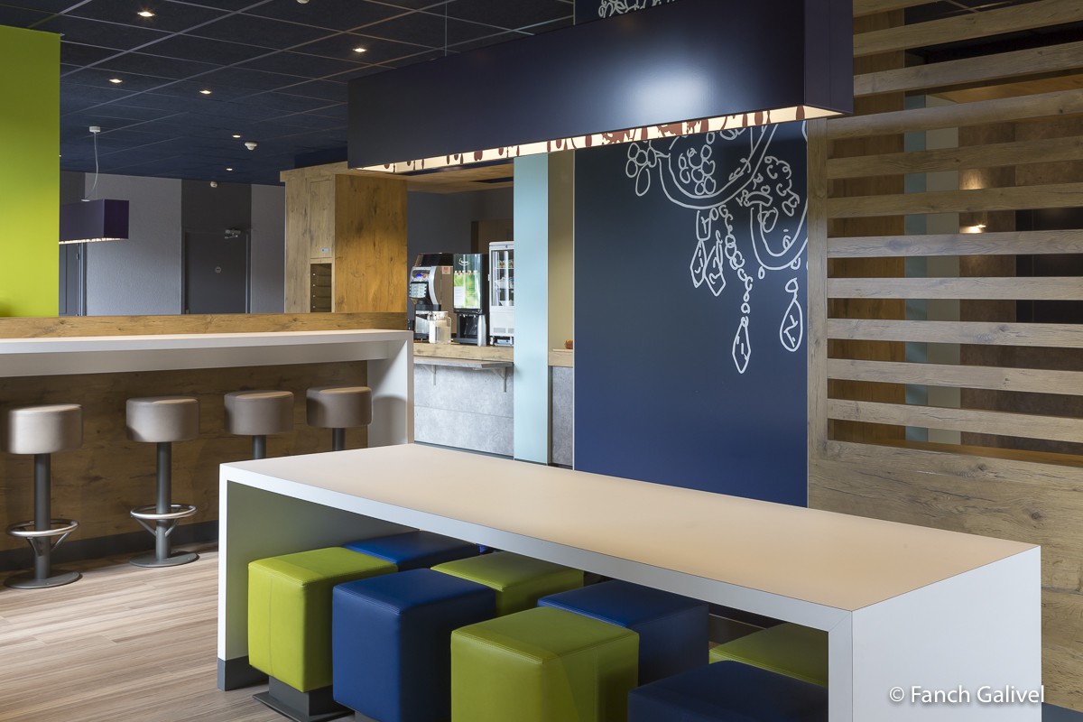 Salle de petit déjeuner de l'hôtel Ibis budget d'Hennebont