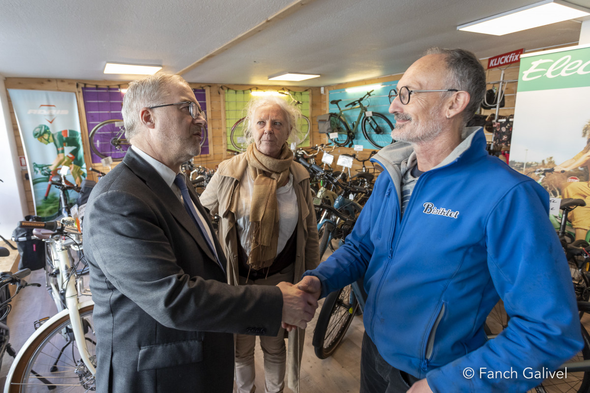 Déplacement de Fabrice Loher, Président de Lorient Agglomération, sur la commune de Locmiquélic.  Visite de la Grande Rue et rencontre avec des commerçants