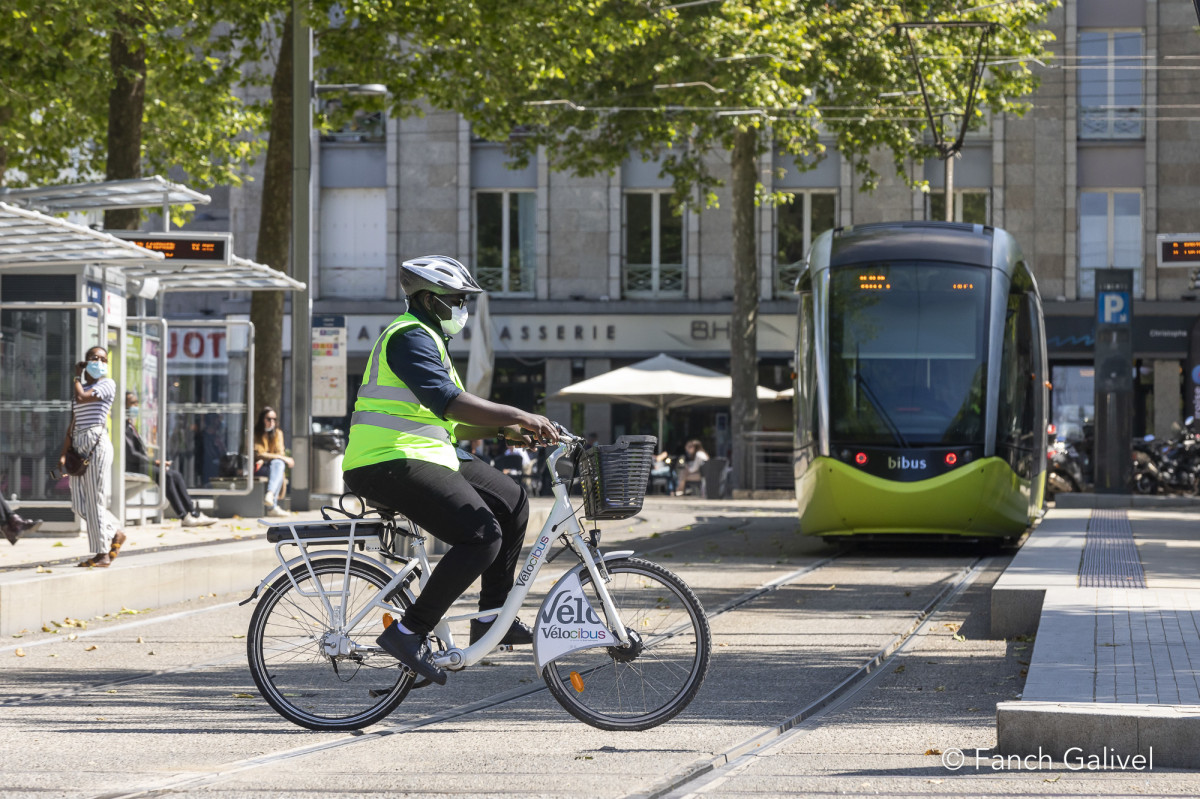 Tramway et vélo à Brest