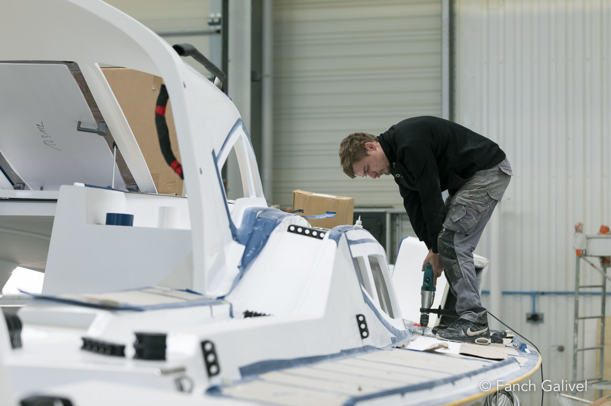 Pose de l'accastillage. Chantier naval JPK composite _ Larmor-Plage