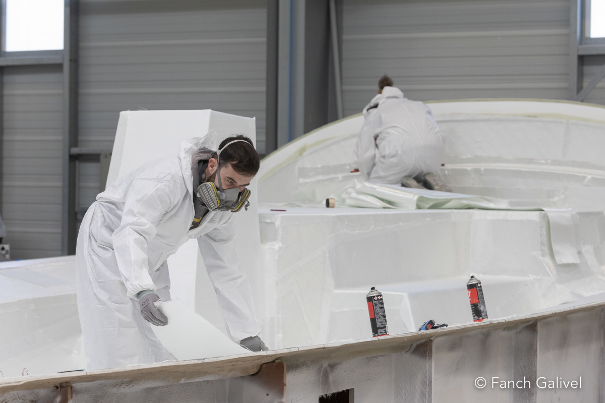 Pose de la fibre sur le moule. Chantier naval JPK composite _ Larmor-Plage