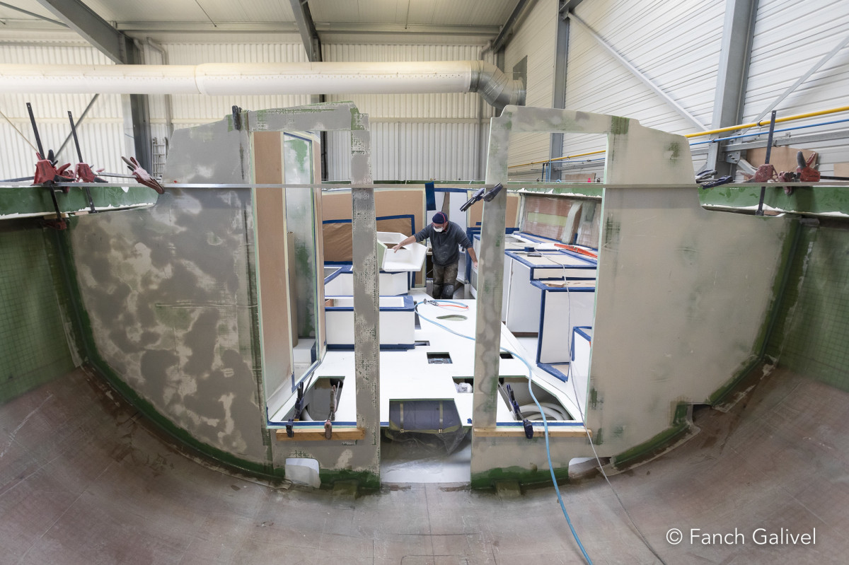 Aménagement de l'intérieur du bateau. Chantier naval JPK composite _ Larmor-Plage