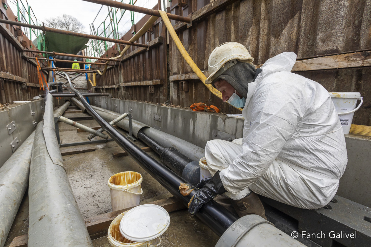 Pose du câble souterrain.