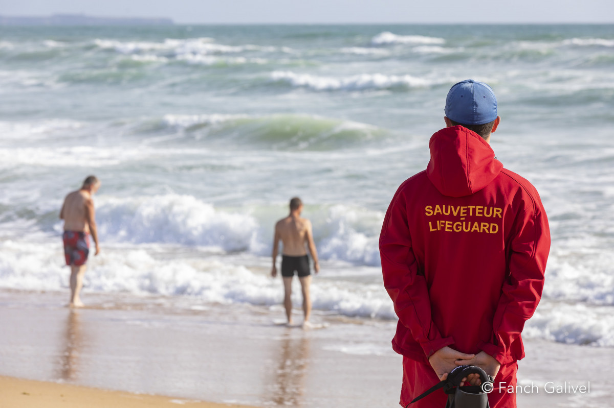 Sauveteur en mer sur la plage de la Falaise à Guidel.