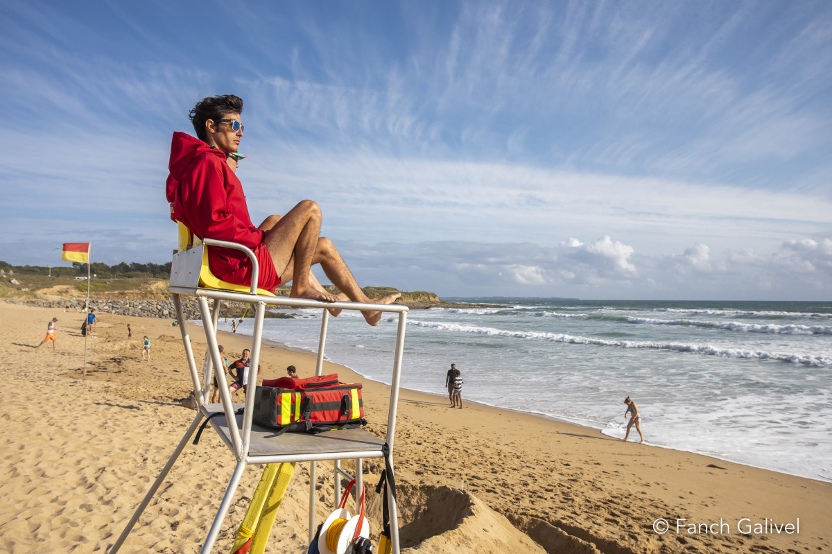 Sauveteurs en mer sur la plage de la Falaise à Guidel.