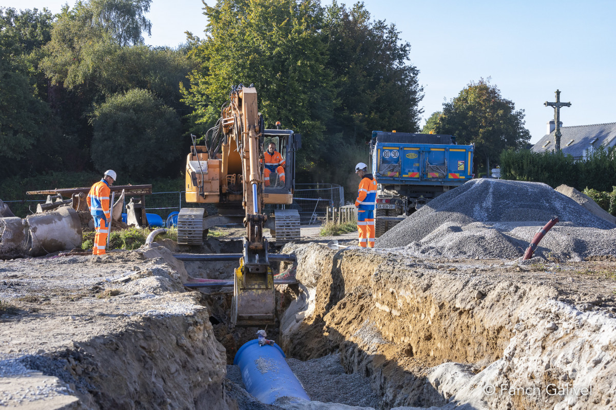Pose des canalisations _ Chantiers de renouvellements canalisation d'eau brut à Queven