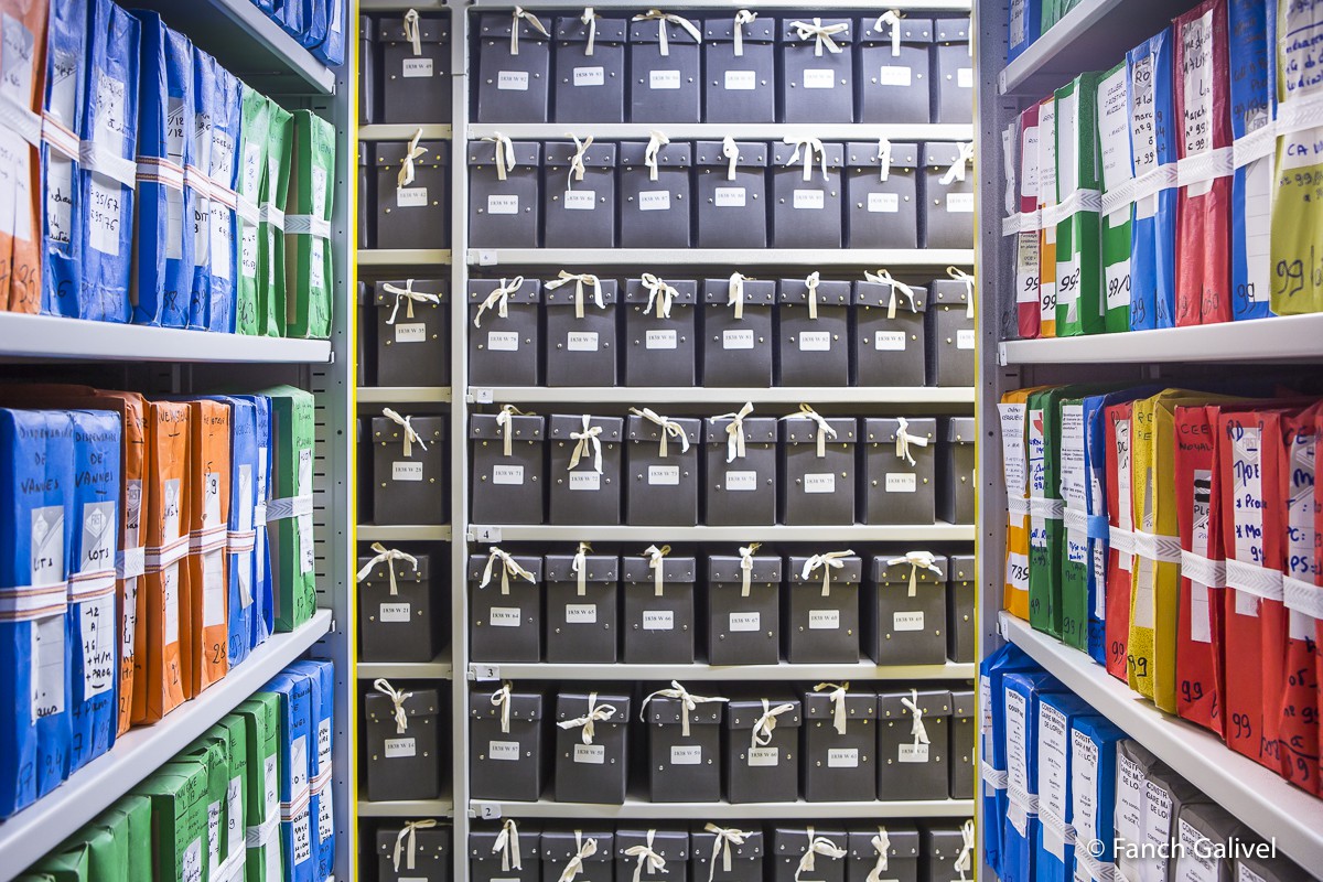 Rayonnage d'un des magazins d'archivage. Archives départementales du Morbihan