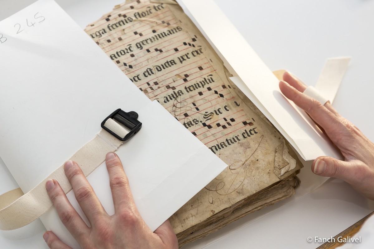 Manuscrit placer dans de nouvelles enveloppe en vue de sa conservation et de son archivage