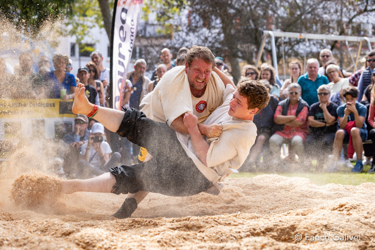 Championnat de Gouren ( lutte Bretonne ) au parc Jules Ferry durant le Festival Interceltique de Lorient.