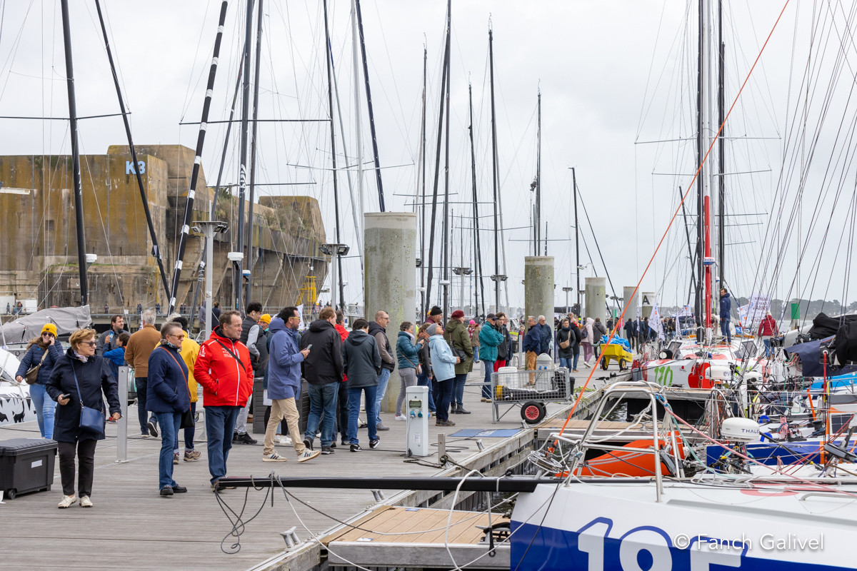 Public sur les pontons lors de la Transat Jacques Vabre à Lorient
