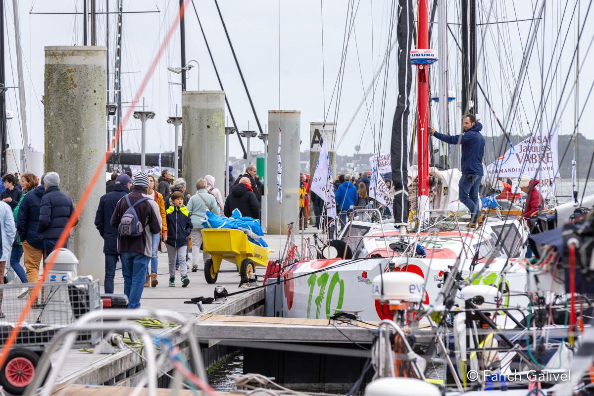 Public sur les pontons lors de la Transat Jacques Vabre à Lorient