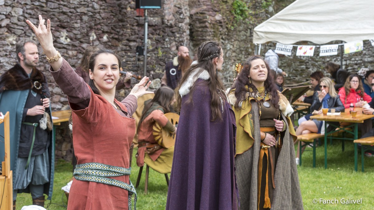 Fête de la Bretagne 2016_Chateau de Comper_La Pentecôte du Roi Arthur . Chants médiévaux de la Compagnie Grise.