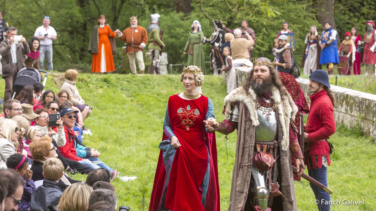 Fête de la Bretagne 2016_Chateau de Comper_La Pentecôte du Roi Arthur. Le Roi Arthur accompagné de la Reine Guenièvre.
