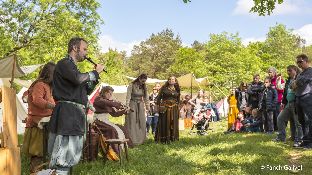 Fête de la Bretagne 2016_Chateau de Comper_La Pentecôte du Roi Arthur . Chants médiévaux de la Compagnie Grise.