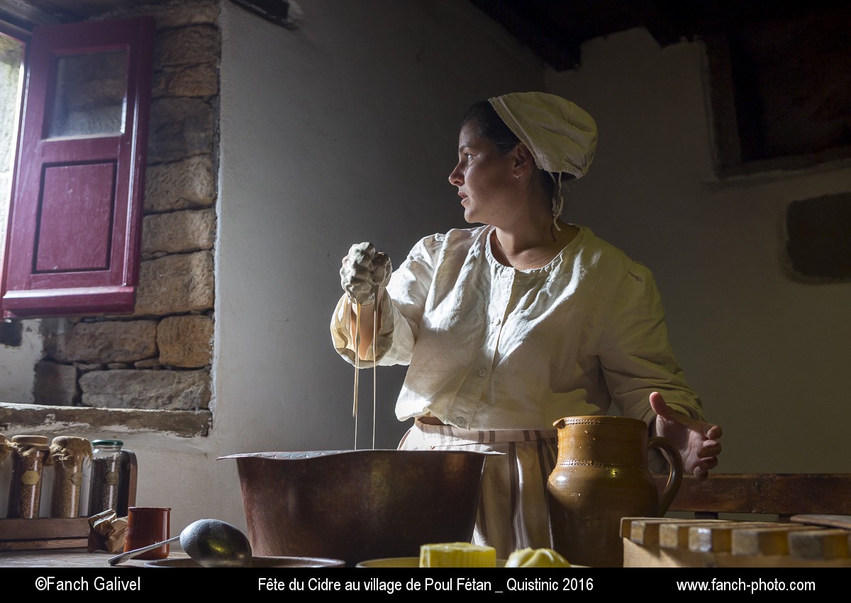 Fabrication de crêpes de blé noir au village de Poul Fétan à Quistinic