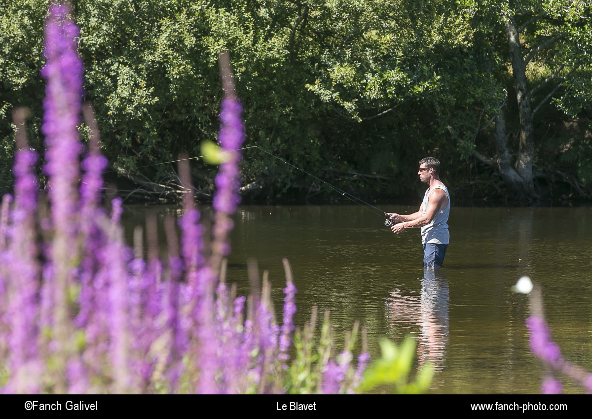 Pêcheur sur le Blavet à proximité de l'écluse de Minazen_Languidic