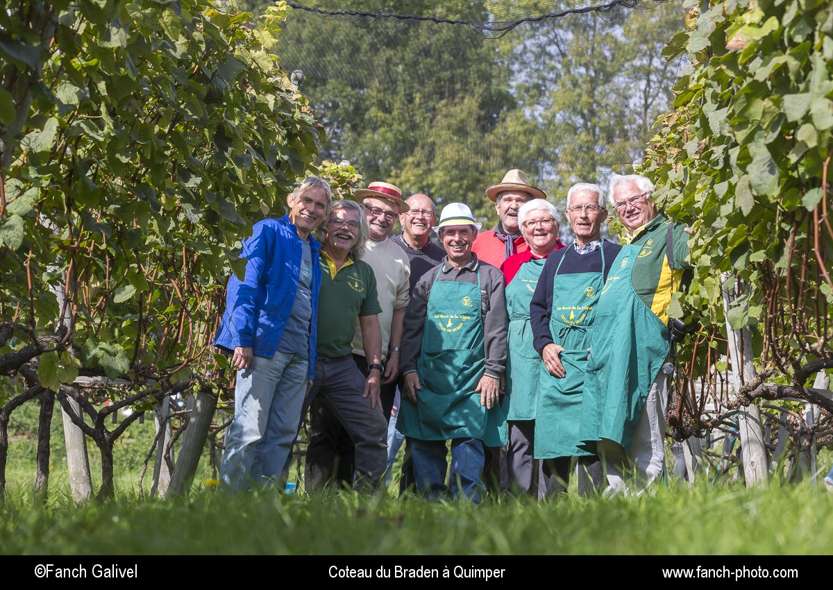 Photo de groupe des membres fondateurs de l'association " les amis de la vigne ". Domaine du Braden à Quimper