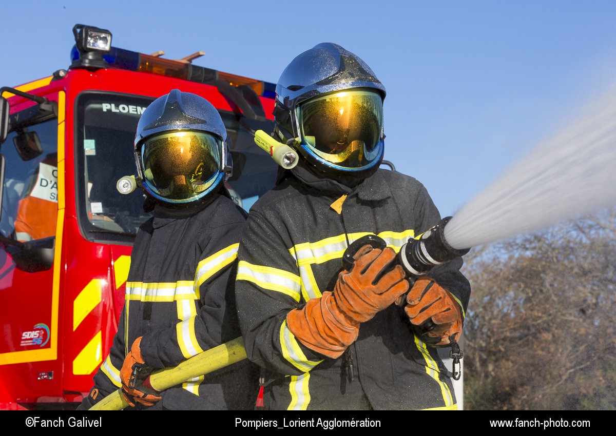 Caserne de pompiers de Ploemeur. Exercice d'extinction de feu.