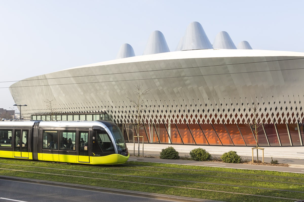 Tramway passant devant la salle de spectacle Arena à Brest.