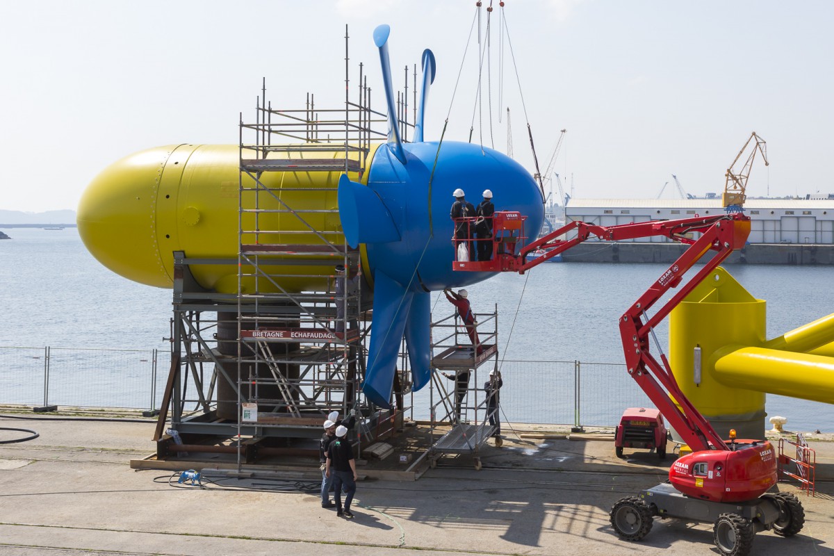 Montage du bulbe sur l' Hydrolienne Sabella D10_Port de commerce de Brest.
