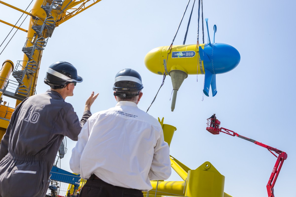 Grutage de l' Hydrolienne Sabella D10 sur son embase _Port de commerce de Brest..