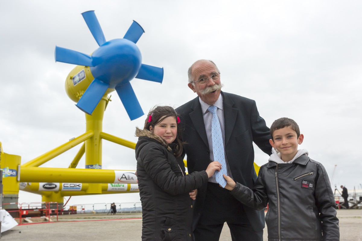 Jean-François Daviau, président de Sabella accompagné de Dorian et Clara, deux enfants d’Ouessant choisis comme Parain et Marraine lors de l'   Inauguration de l' hydrolienne Sabella D10 _ Brest