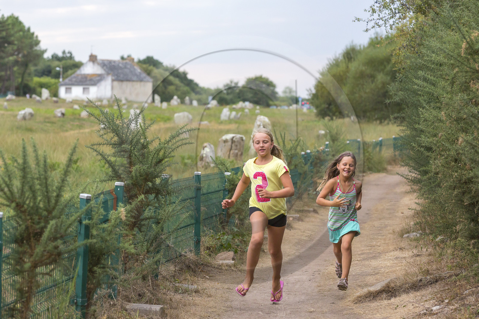 Sentier le long des alignements du Ménec à Carnac.