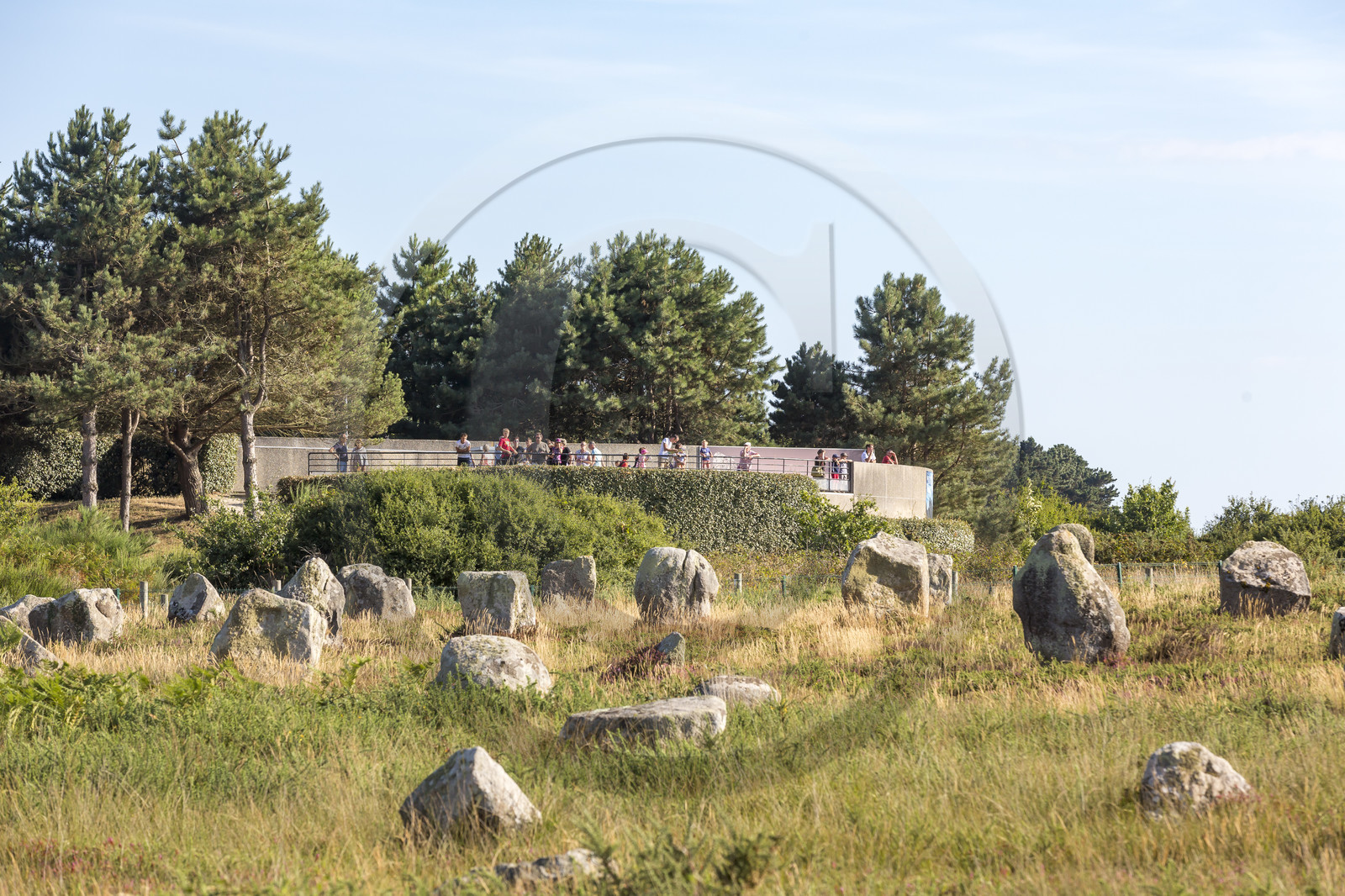 observatoire au centre des mégalithes de Carnac