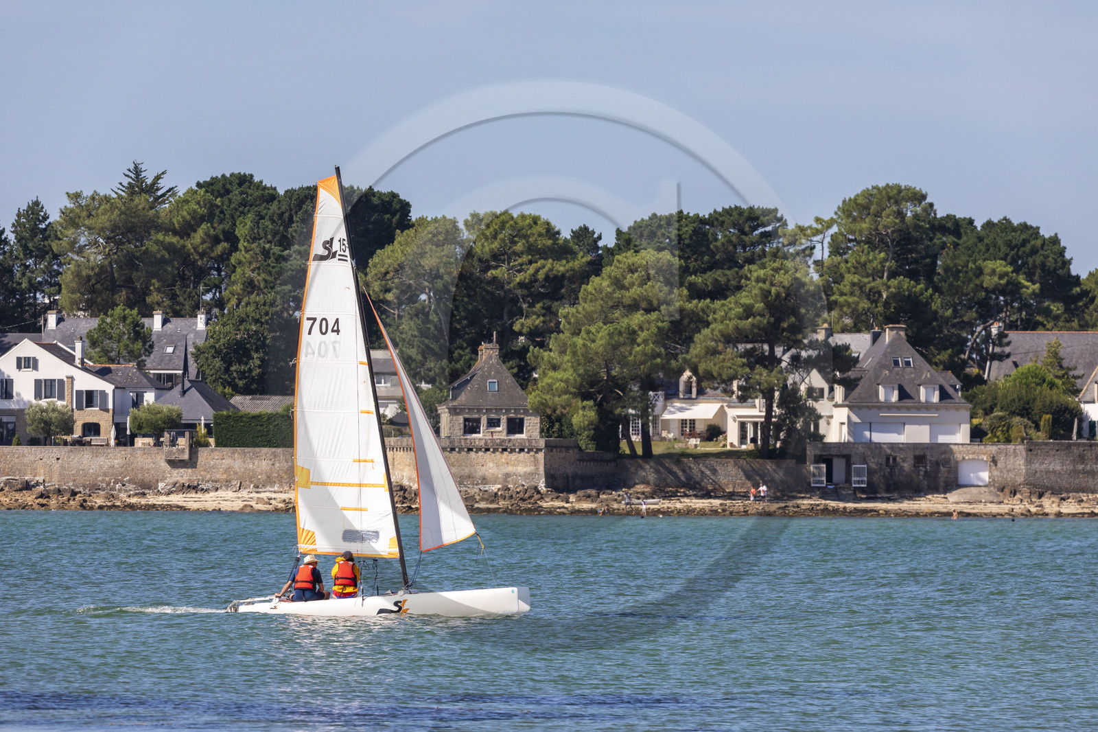 Catamaran devant la pointe Churchill à Carnac