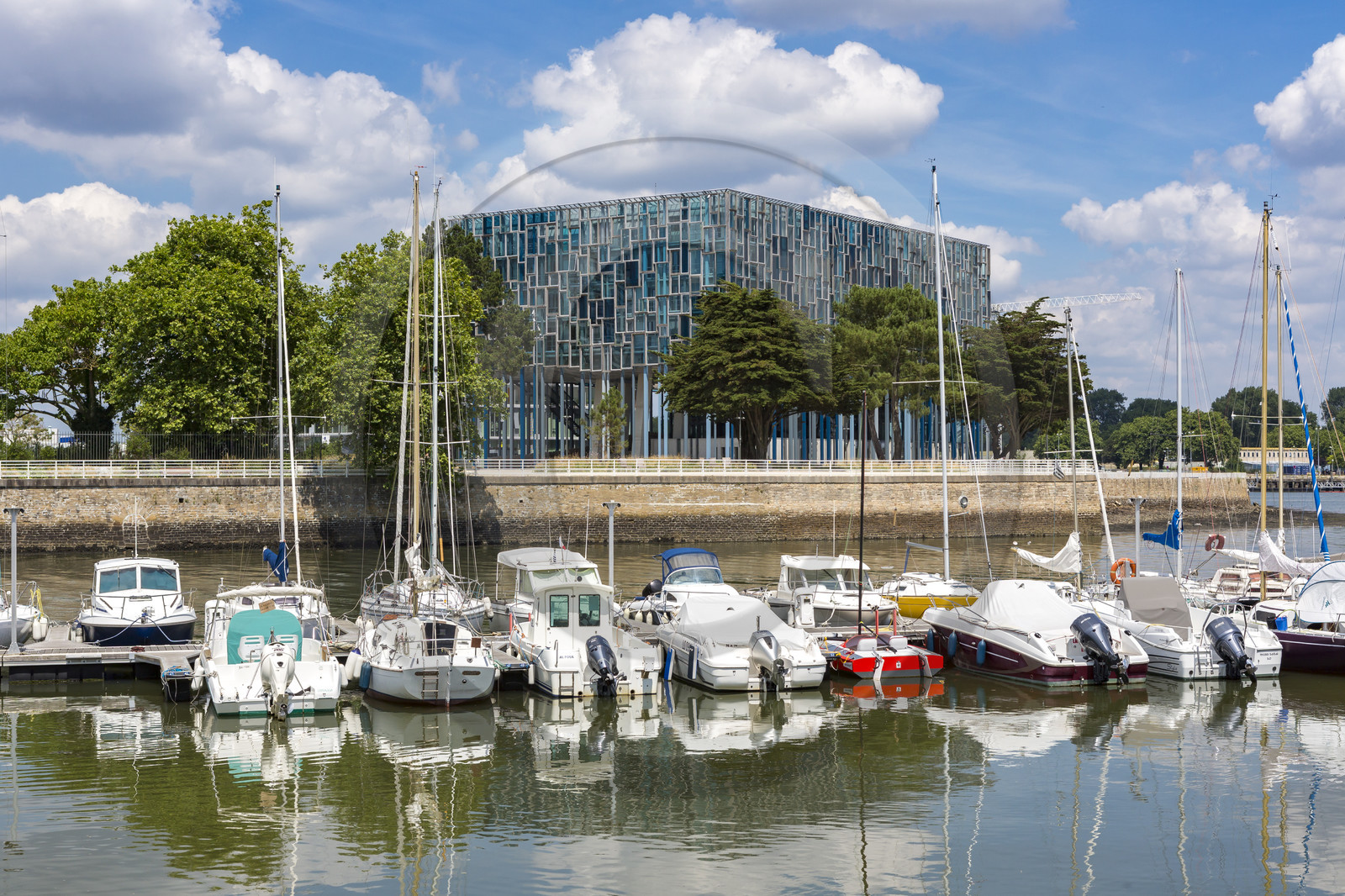 Le Port de Lorient et la maison de l'Agglomération en arrière -plan
